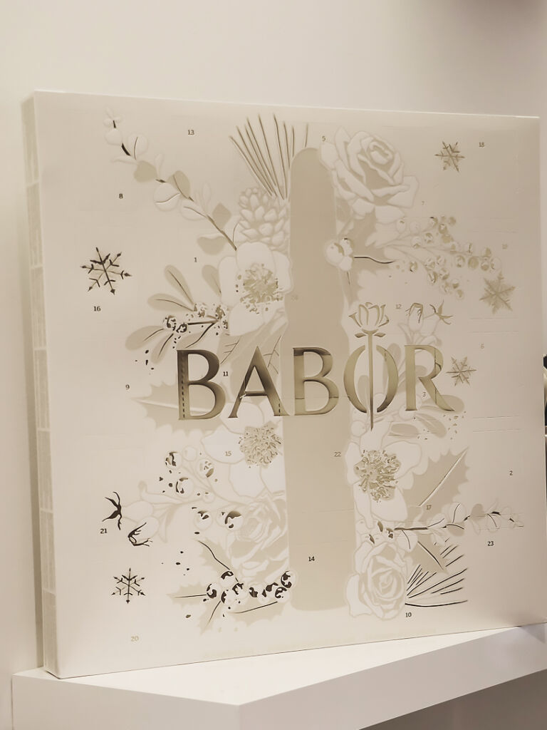 Sichern Sie sich eine wunderschön strahlendere und jugendlichere Haut über die Weihnachts-Feiertage mit dem beliebten Adventskalender von BABOR.