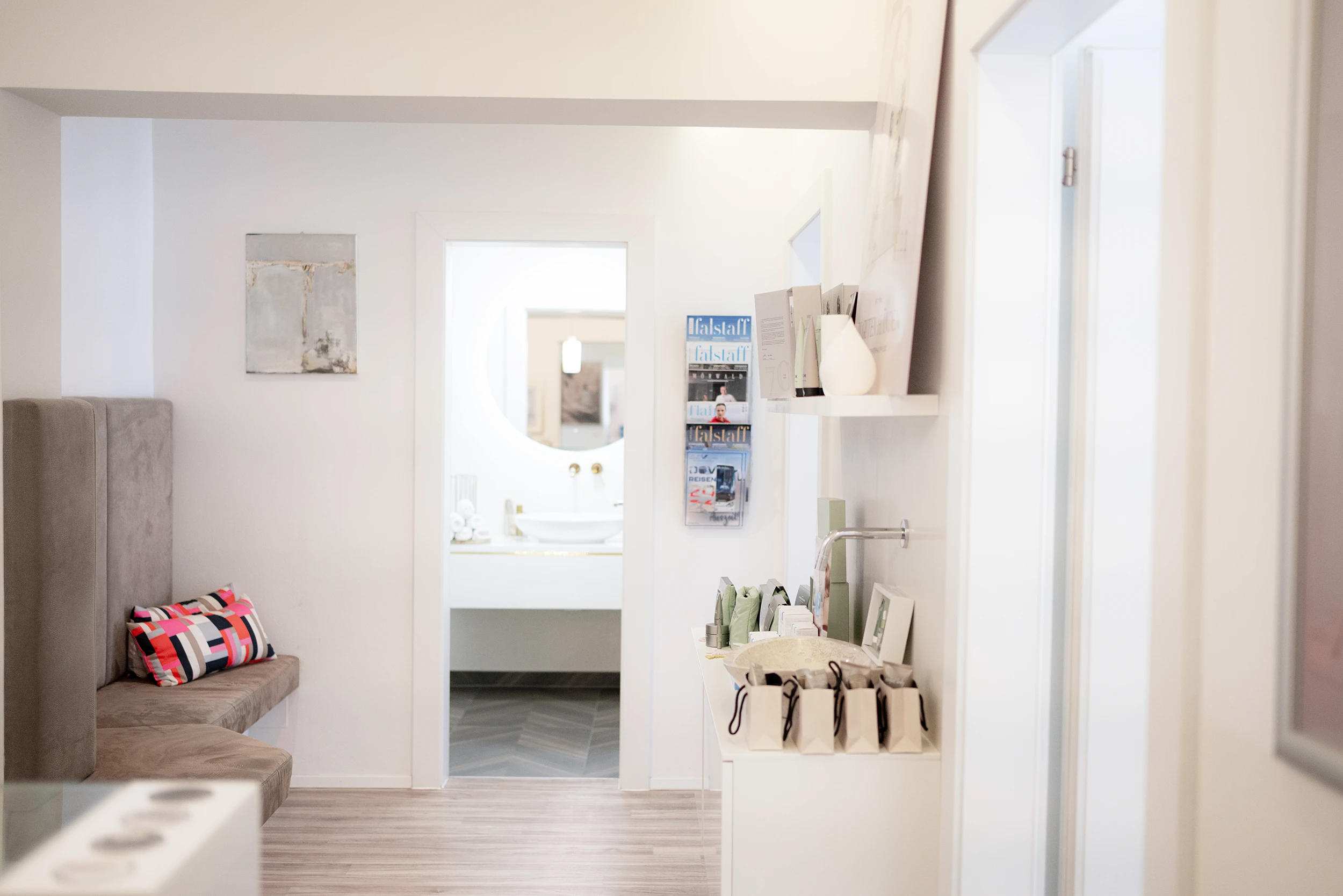 Kometik Katrin Studio Ansicht mit Badezimmertür offen